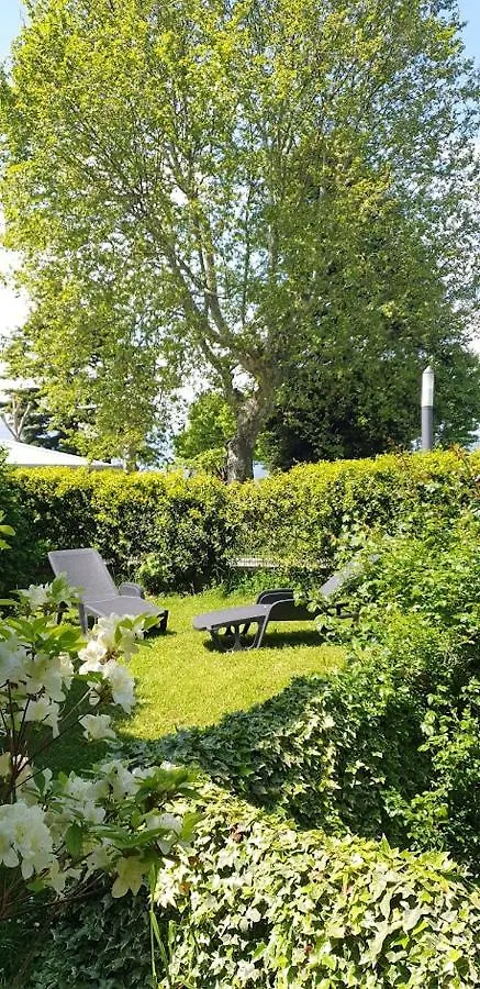 Apartment Villa Lago Ground Floor- Pet Friendly Stay-Private Garden-Parking-Lake View - Bike Friendly Holiday House Colico
