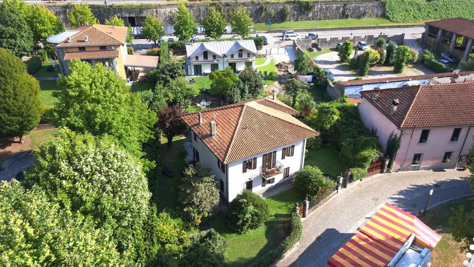 Apartment Villa Lago Ground Floor- Pet Friendly Stay-Private Garden-Parking-Lake View - Bike Friendly Holiday House Colico Italy