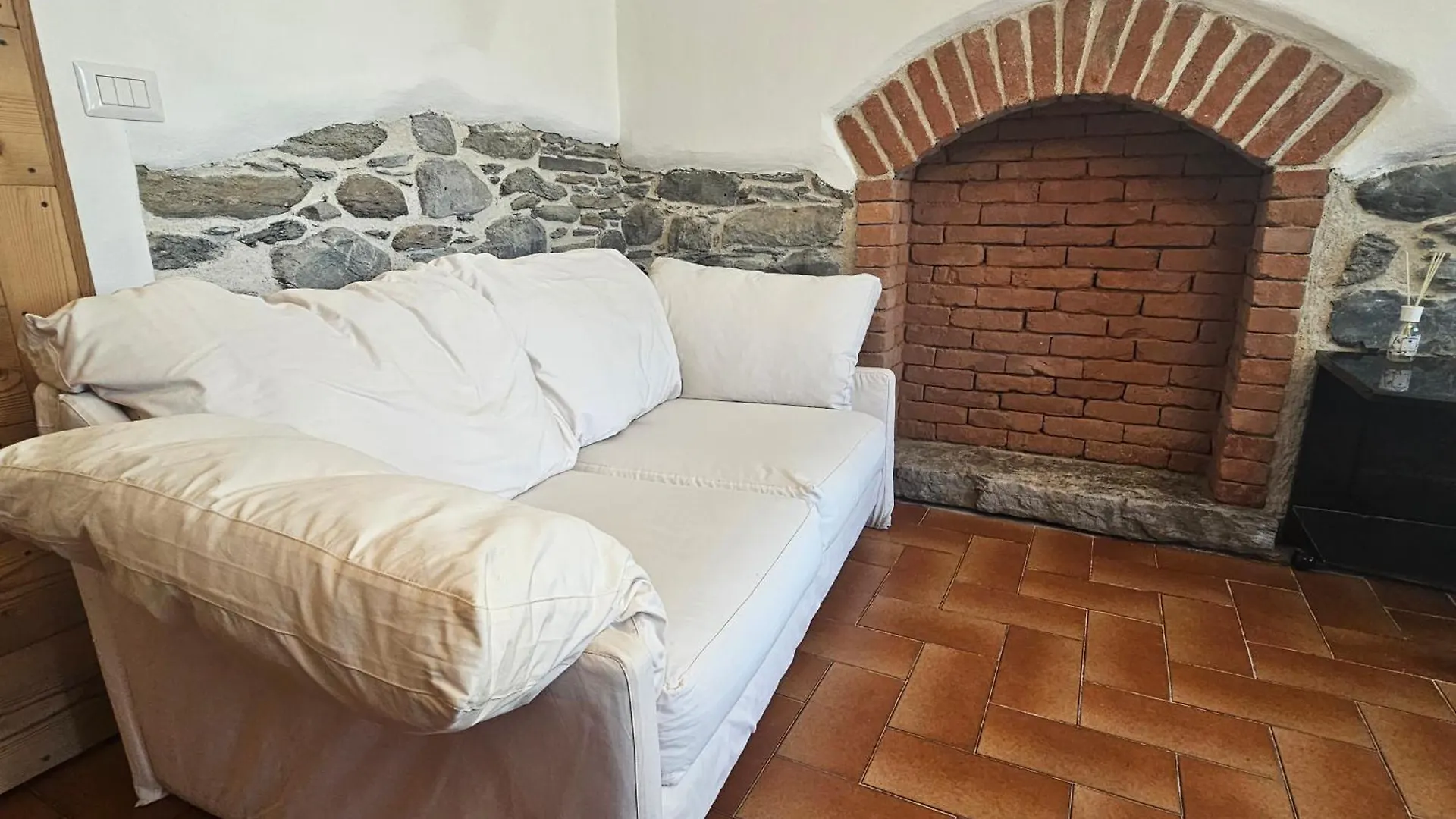 Villa Lago Ground Floor- Pet Friendly Stay-Private Garden-Parking-Lake View - Bike Friendly Holiday House Colico Apartment