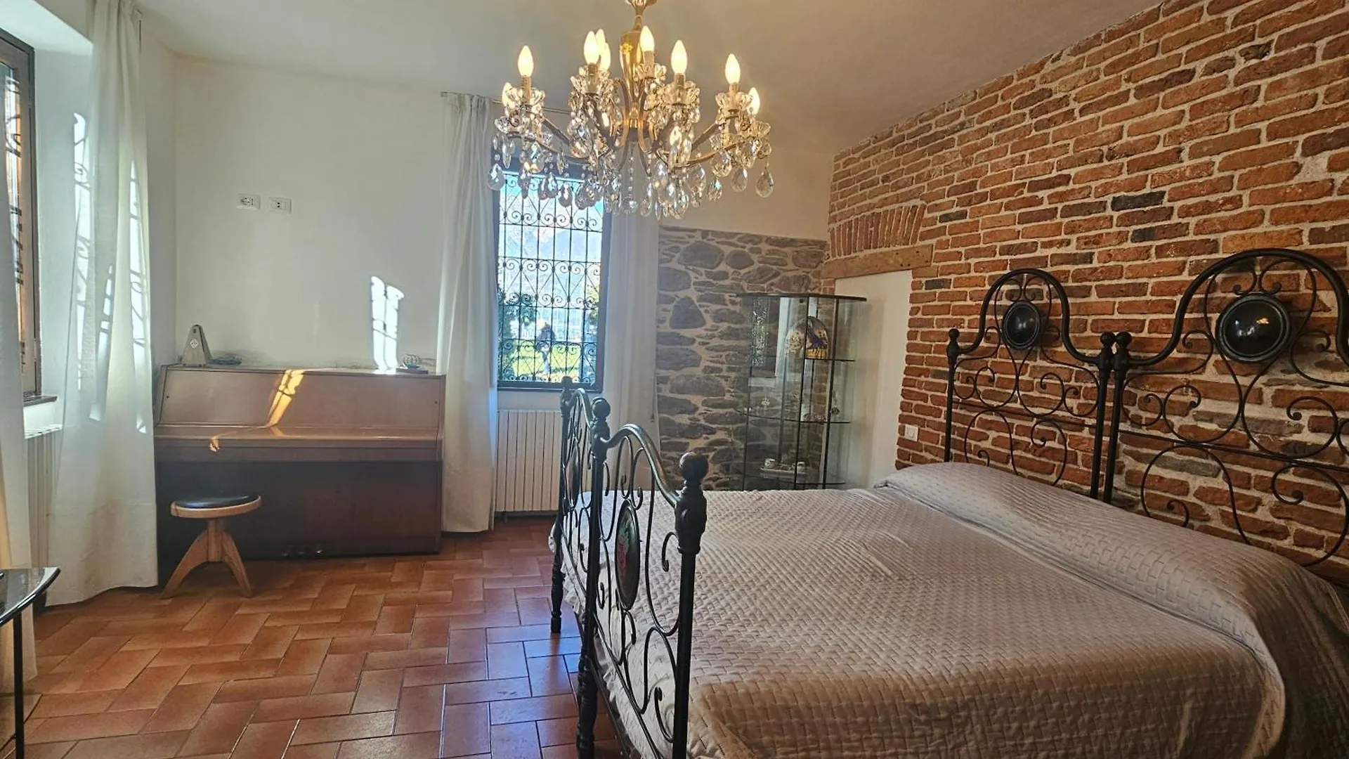 Villa Lago Ground Floor- Pet Friendly Stay-Private Garden-Parking-Lake View - Bike Friendly Holiday House Colico Apartment