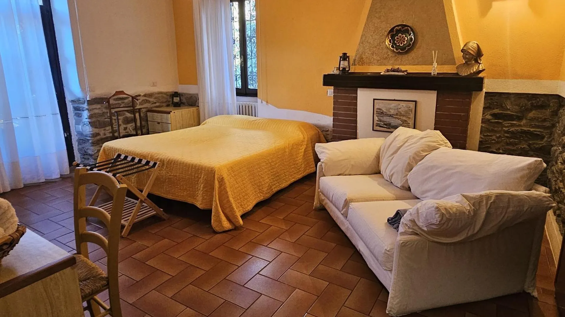 Villa Lago Ground Floor- Pet Friendly Stay-Private Garden-Parking-Lake View - Bike Friendly Holiday House Colico Apartment