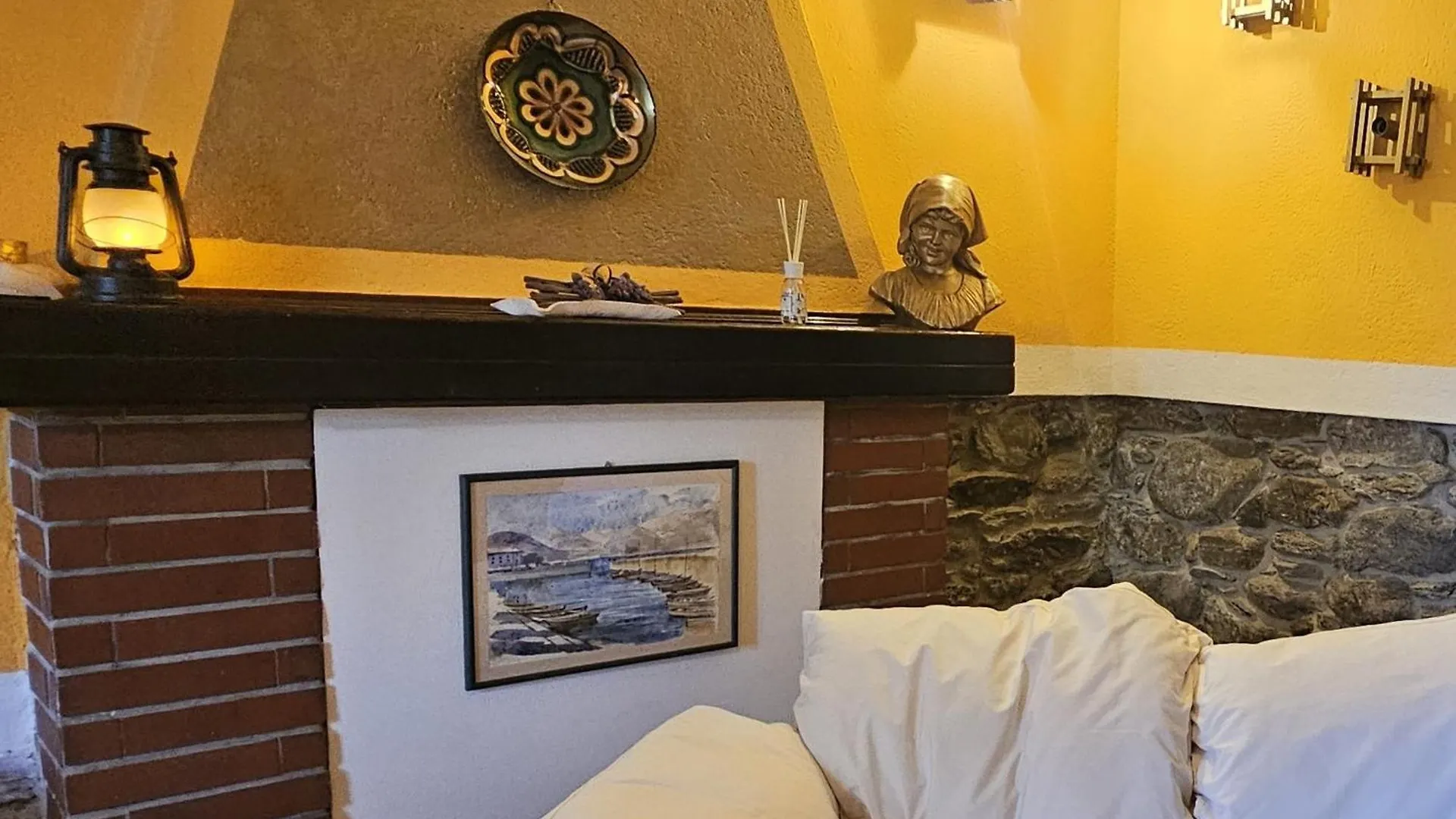 Apartment Villa Lago Ground Floor- Pet Friendly Stay-Private Garden-Parking-Lake View - Bike Friendly Holiday House Colico