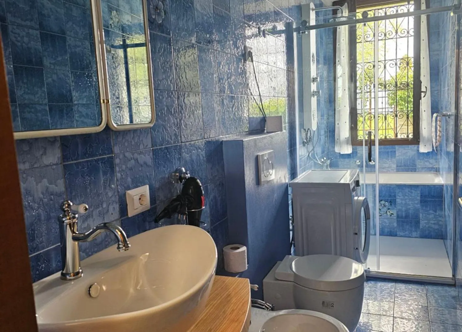 Apartment Villa Lago Ground Floor- Pet Friendly Stay-Private Garden-Parking-Lake View - Bike Friendly Holiday House Colico