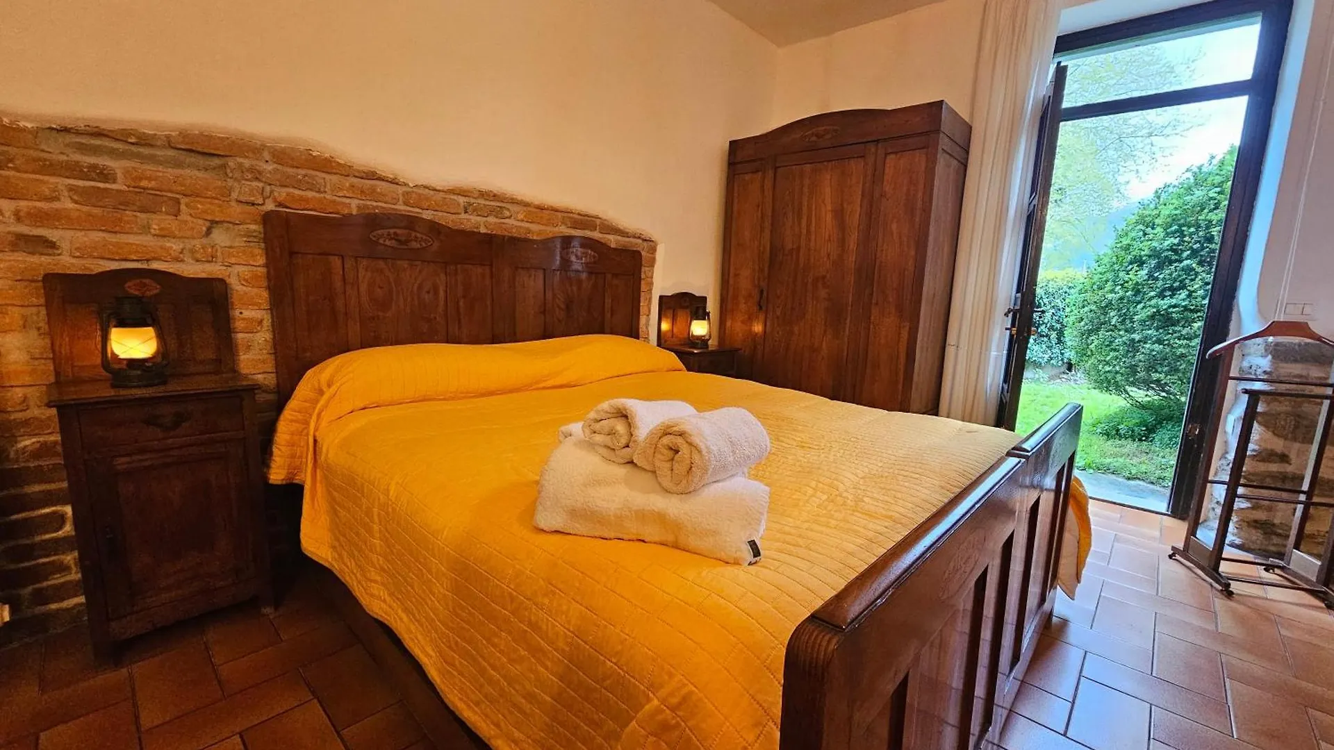 Villa Lago Ground Floor- Pet Friendly Stay-Private Garden-Parking-Lake View - Bike Friendly Holiday House Colico Apartment