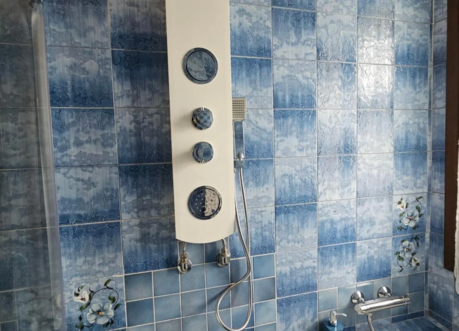 Villa Lago Ground Floor- Pet Friendly Stay-Private Garden-Parking-Lake View - Bike Friendly Holiday House Colico